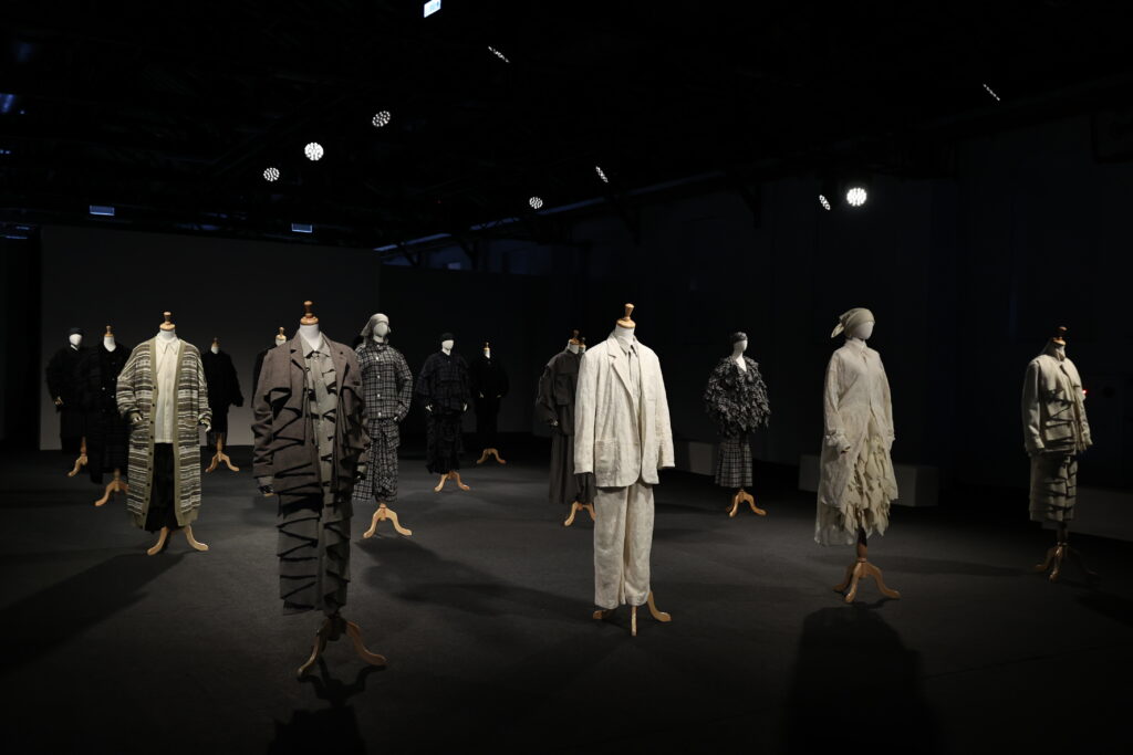 TANG TSUNG CHIEN「Forms of Holding」探索服裝不僅覆蓋身體，更能承載穿著者的情緒、記憶與生命經驗的可能性